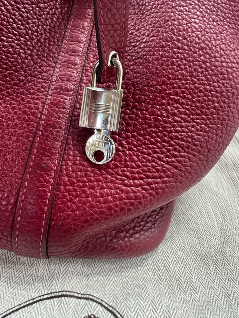 Hermes Picotin Lock 18 handbag crafted from Taurillon Clemence Leather-dark red - Picture 5 of 10